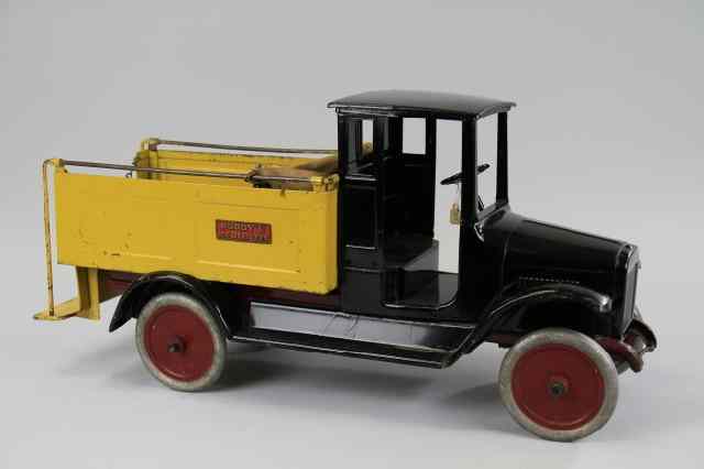 Appraisal: BUDDY 'L' ICE TRUCK Pressed steel enclosed cab painted in