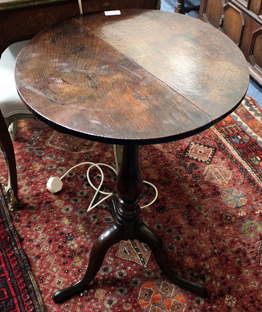 Appraisal: A GEORGIAN OAK CIRCULAR TILT TOP TRIPOD TABLE with turned