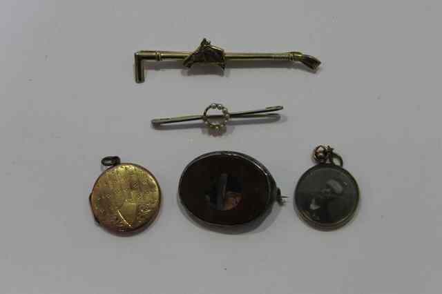 Appraisal: A SMALL COLLECTION OF MISCELLANEOUS JEWELLERY including a Victorian locket