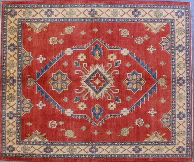 Appraisal: HAND KNOTTED ORIENTAL AREA RUG Pakistani Caucasian stylized floral pattern