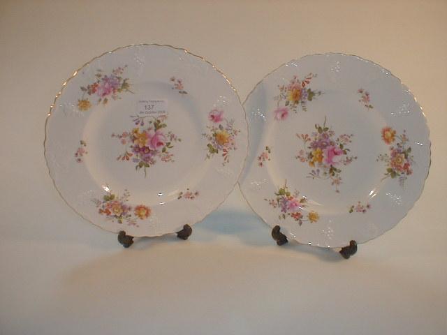 Appraisal: A pair of Derby Posies cabinet plates