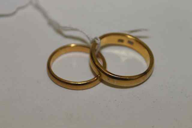 Appraisal: TWO CT GOLD WEDDING BANDS grams