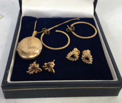 Appraisal: ct gold oval pendant and chain and pairs of earrings