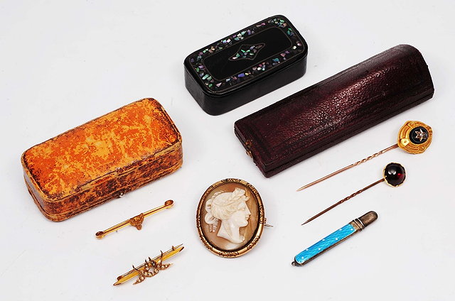 Appraisal: A small collection of miscellaneous jewelleryincluding a fox mask stick