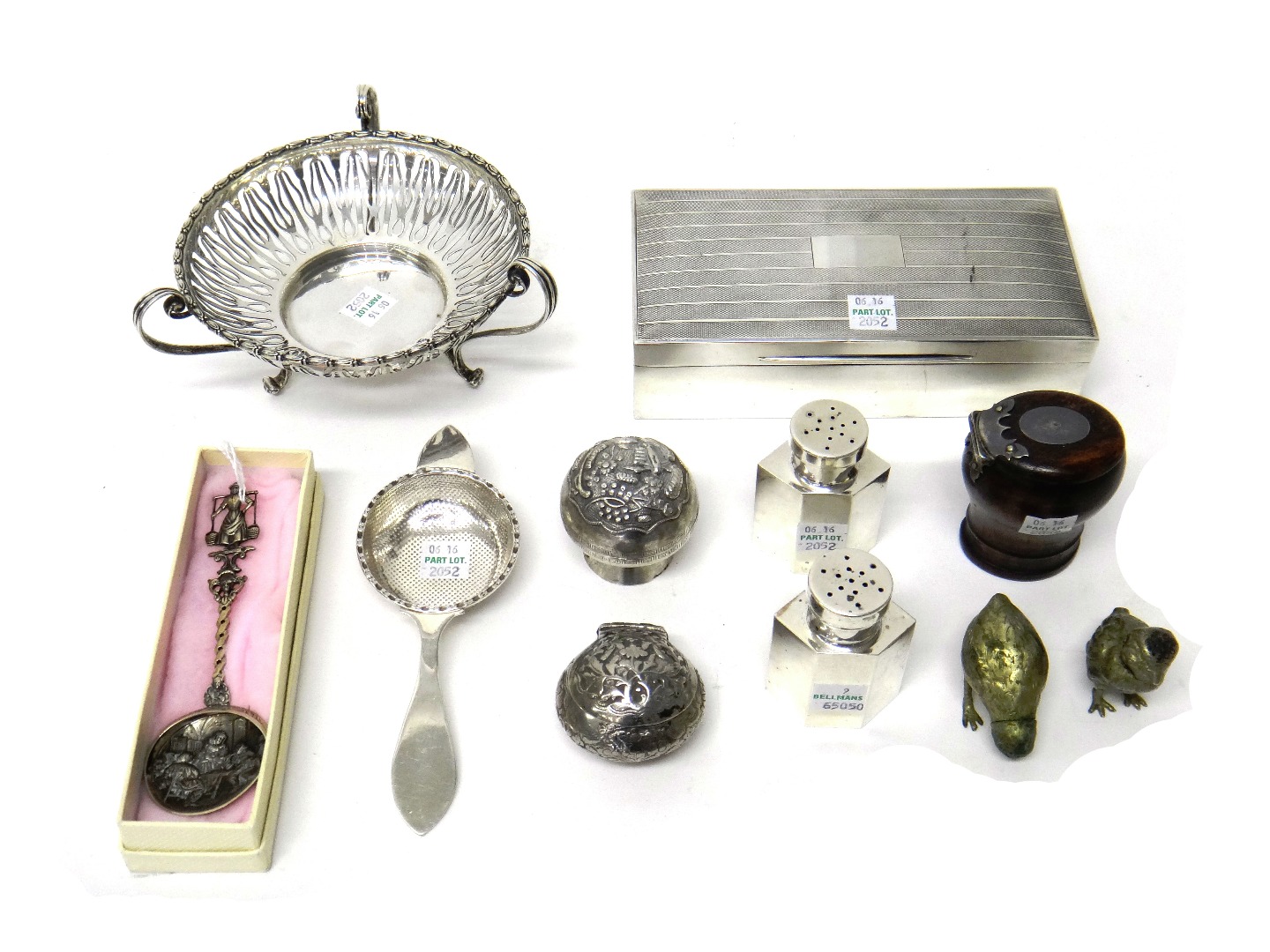 Appraisal: A silver sweetmeat stand of circular form having pierced decoration