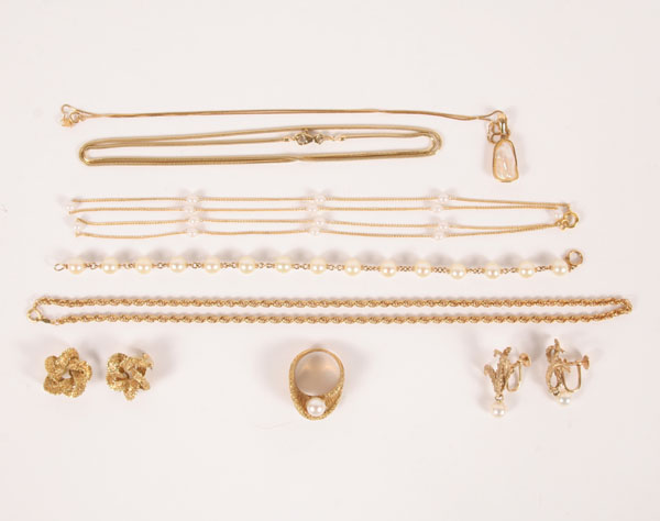 Appraisal: Lot of pieces gold and pearl jewelry including a gold