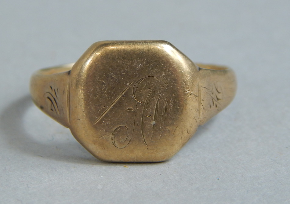 Appraisal: A ct gold gent's signet ring bearing initials WF g