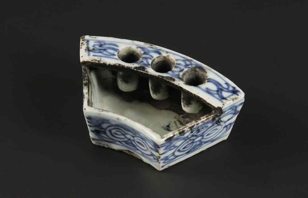 Appraisal: CHINESE PORCELAIN INKWELL - Chinese porcelain blue and white curved