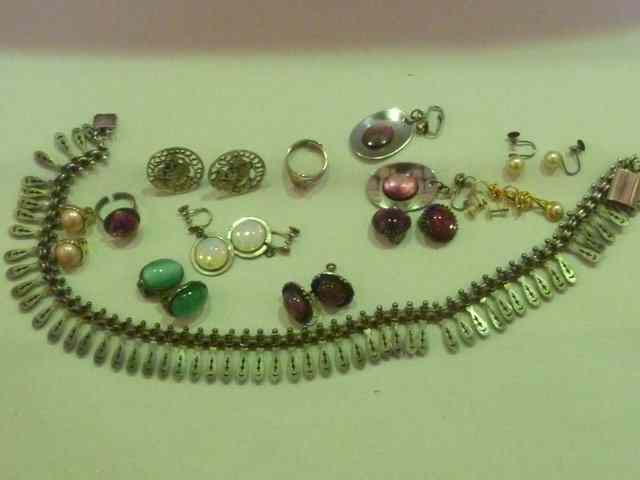 Appraisal: A SMALL QUANTITY OF MISCELLANEOUS JEWELLERY including a pair of