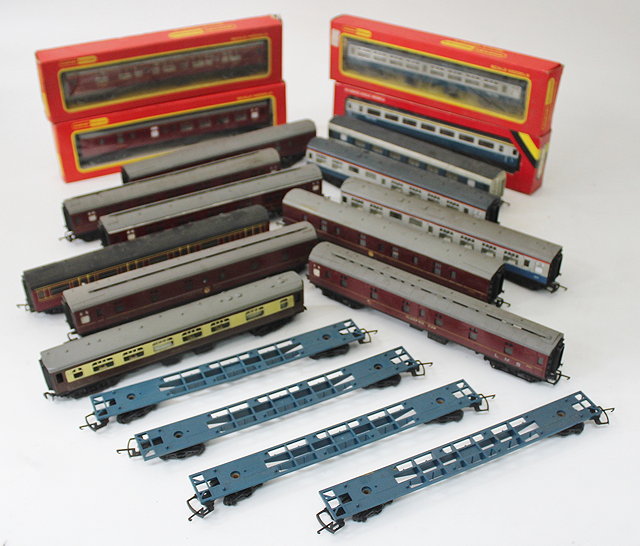 Appraisal: A GROUP OF VARIOUS GAUGE RAILWAY CARRIAGES mainly in burgundy