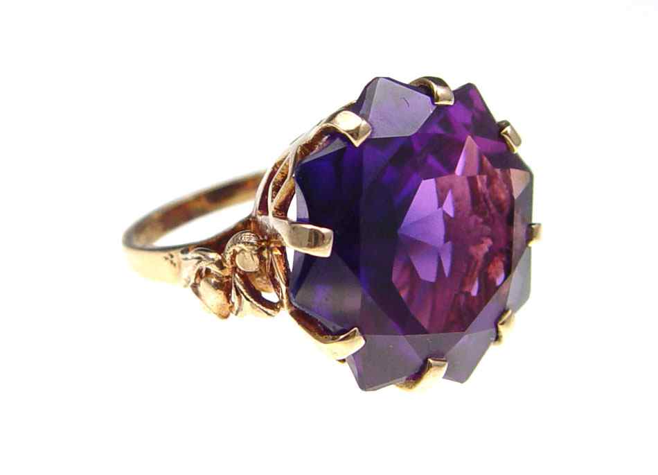 Appraisal: K SYNTHETIC ''ALEXANDRITE'' RING K yellow gold ring contains one