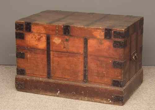 Appraisal: A Victorian iron bound oak plate chest ins wide x