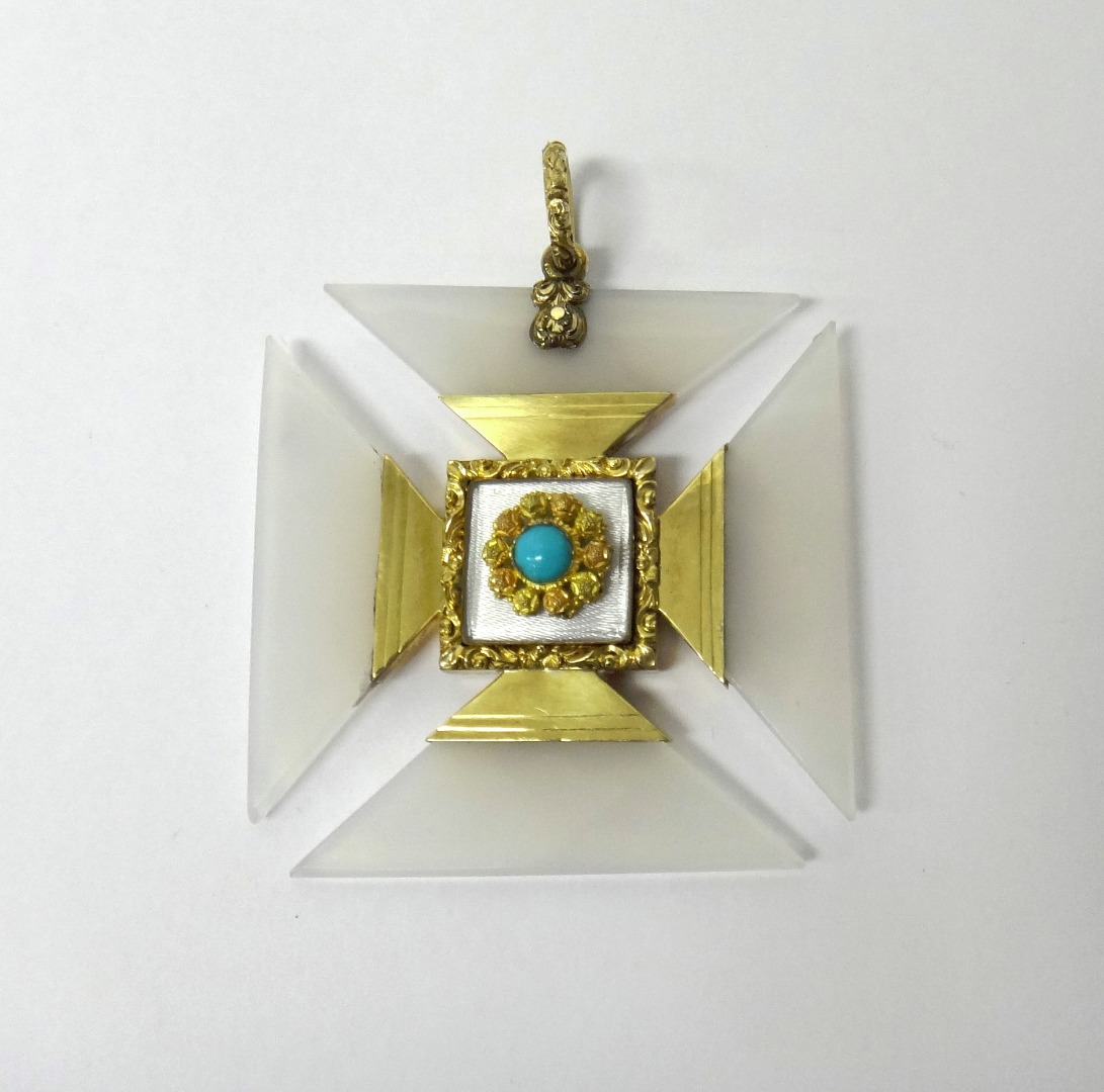 Appraisal: A gold mounted chalcedony pendant in a Maltese Cross shaped