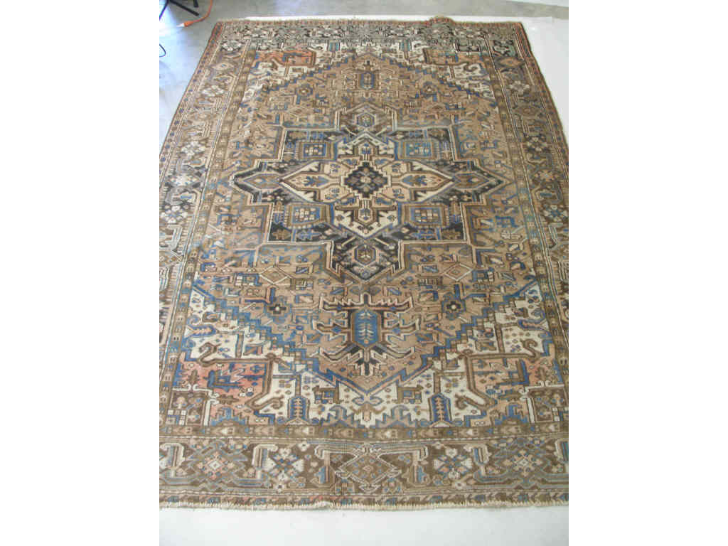 Appraisal: Semi-Antique Heriz Carpet hand-tied wool large central medallion - '