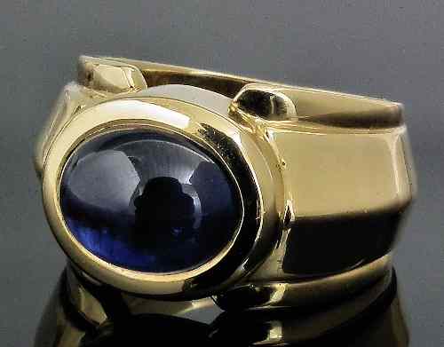 Appraisal: An ct gold mounted sapphire ring the central cabochon cut