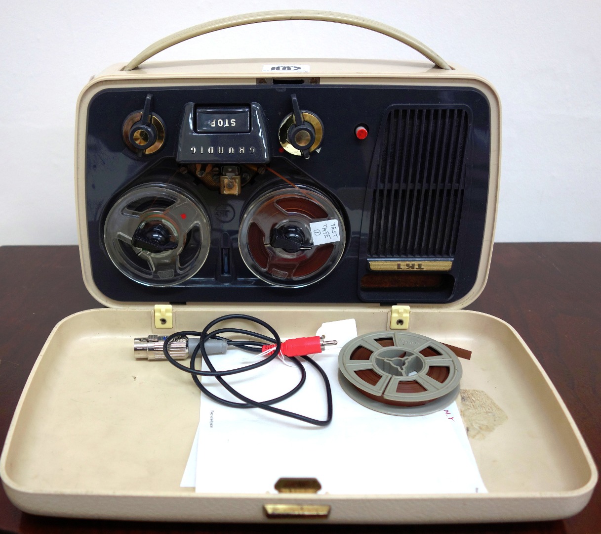 Appraisal: A G Marconi model P B portable valve radio and