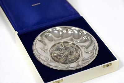 Appraisal: A silver commemorative plate London for the th Anniversary of