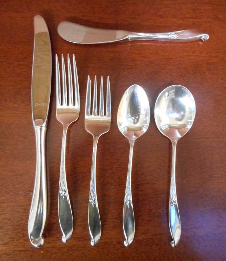 Appraisal: WALLACE WISHING STAR STERLING SILVER FLATWARE SET forty-eight piece service