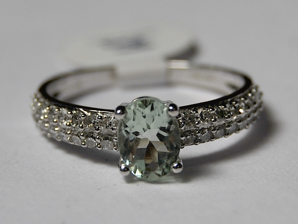 Appraisal: Oval aquamarine having two rows of ct diamonds on each