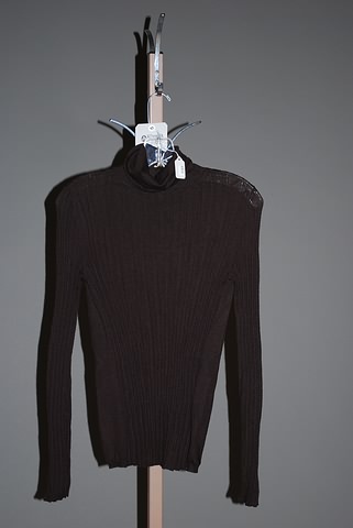 Appraisal: Agnona dark brown cashmere long sleeve ribbed turtleneck Size L