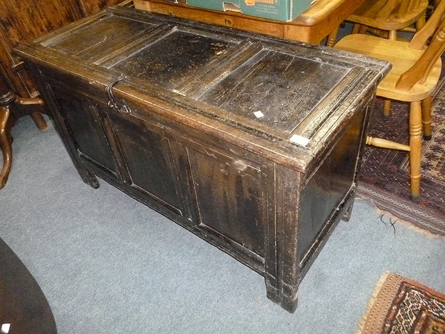 Appraisal: AN ANTIQUE OAK THREE PANELLED COFFER approximately cm wide