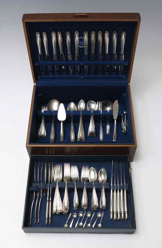 Appraisal: WALLACE STRADIVARI STERLING FLATWARE SERVICE Approx pieces in the Stradivari