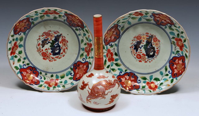 Appraisal: A PAIR OF JAPANESE ARITA PORCELAIN DISHES each with Imari