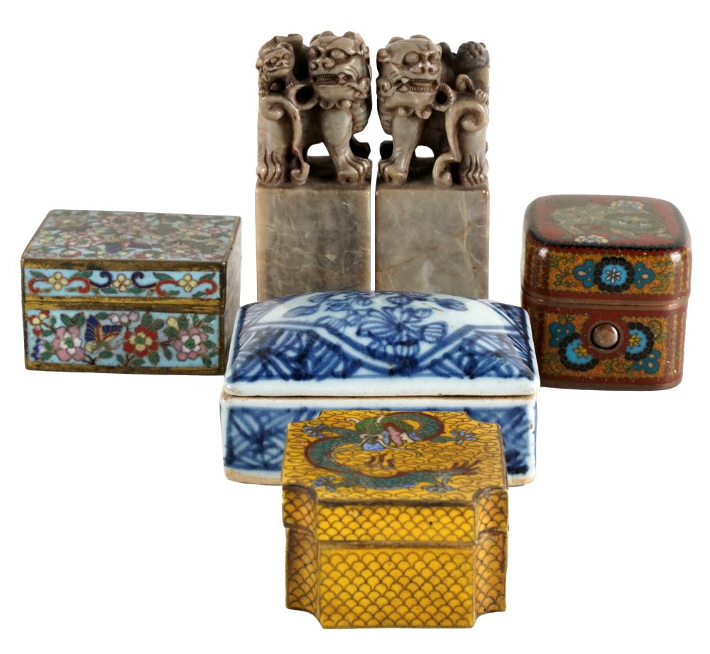 Appraisal: A GROUP OF FIVE CHINESE ITEMScomprising three cloisonne boxes porcelain