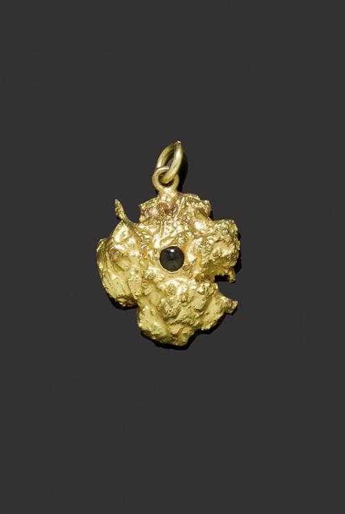 Appraisal: NUGGET PENDANT WITH IMAGE AND MAGNIFYING GLASS ca Gold-plated Souvenir