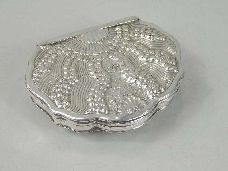 Appraisal: An thC Continental white metal snuff box of shell form