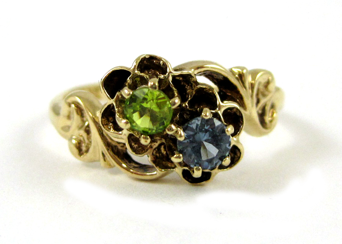 Appraisal: PERIDOT AND BLUE TOPAZ RING k yellow gold set with