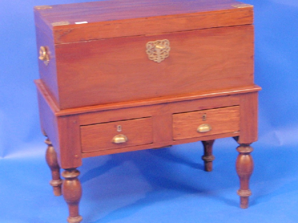 Appraisal: A hardwood travelling chest with hinged lid and brass fittings