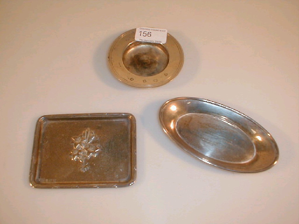 Appraisal: A modern silver ashtray with oversized assay marks to the