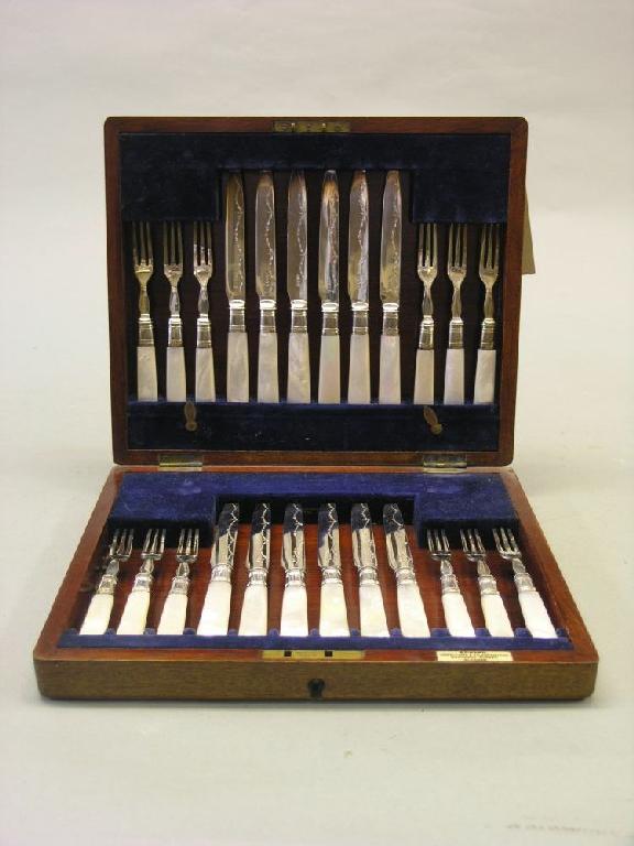 Appraisal: A set of twelve Edwardian silver plated dessert knives and