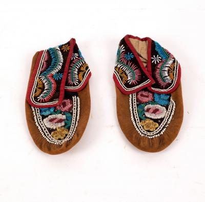 Appraisal: A pair of Native American beaded moccasins Eastern Woodlands probably