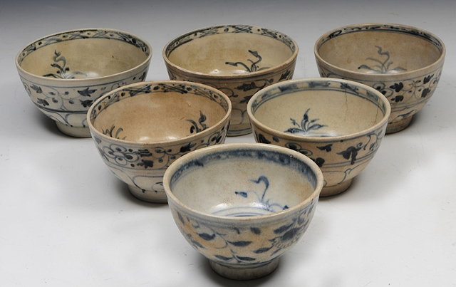 Appraisal: A COLLECTION OF SIX CHINESE BLUE AND WHITE PORCELAIN BOWLS