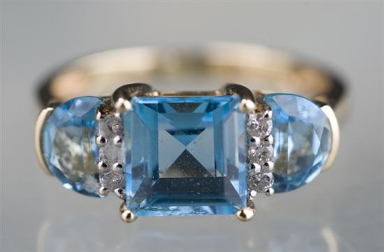 Appraisal: KT yellow gold Swiss blue topaz ring Ring has a