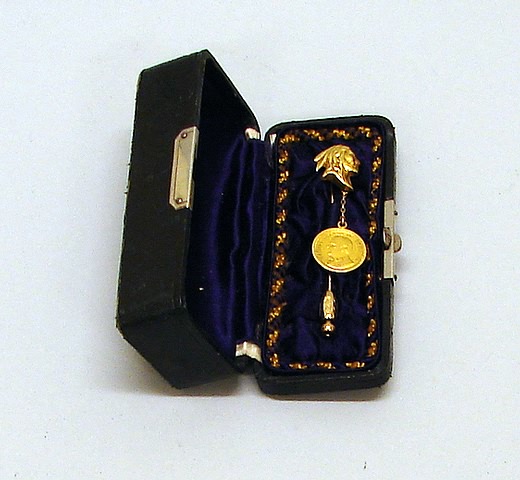 Appraisal: Gold stickpin consisting of gold bust profile portrait of native