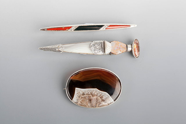 Appraisal: A SCOTTISH AGATE BROOCH in the form of a dirk