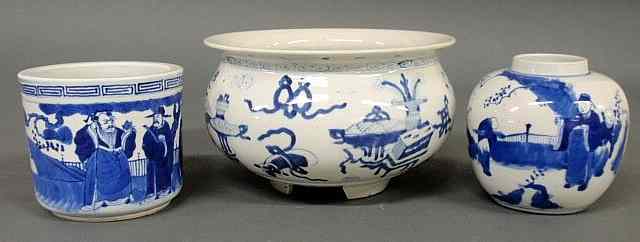 Appraisal: Three pieces of th c Chinese blue and white porcelain