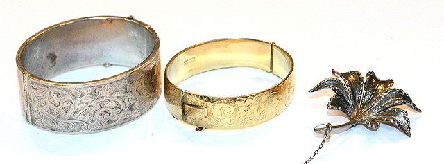 Appraisal: A VICTORIAN SILVER HINGED BANGLE engraved with foliate decoration a