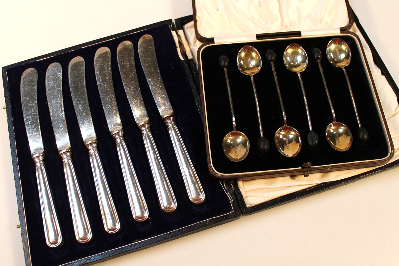 Appraisal: A set of George V silver and enamel bean spoons