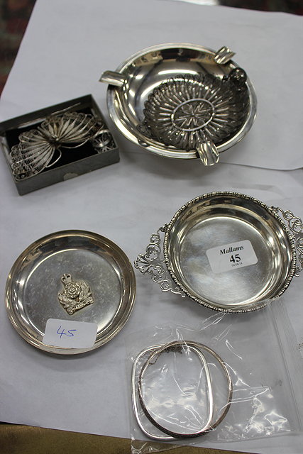 Appraisal: A MEXICAN SILVER ASHTRAY cm diameter a silver Mappin Webb