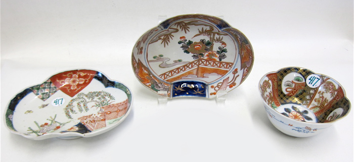 Appraisal: THREE JAPANESE IMARI PORCELAIN BOWLS a bat-shaped sushi bowl x