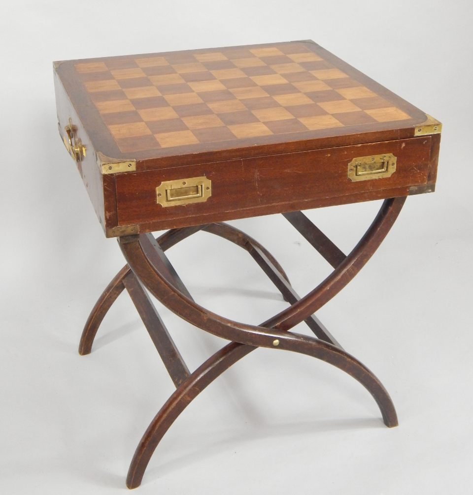 Appraisal: A mahogany and brass bound early thC campaign chess set