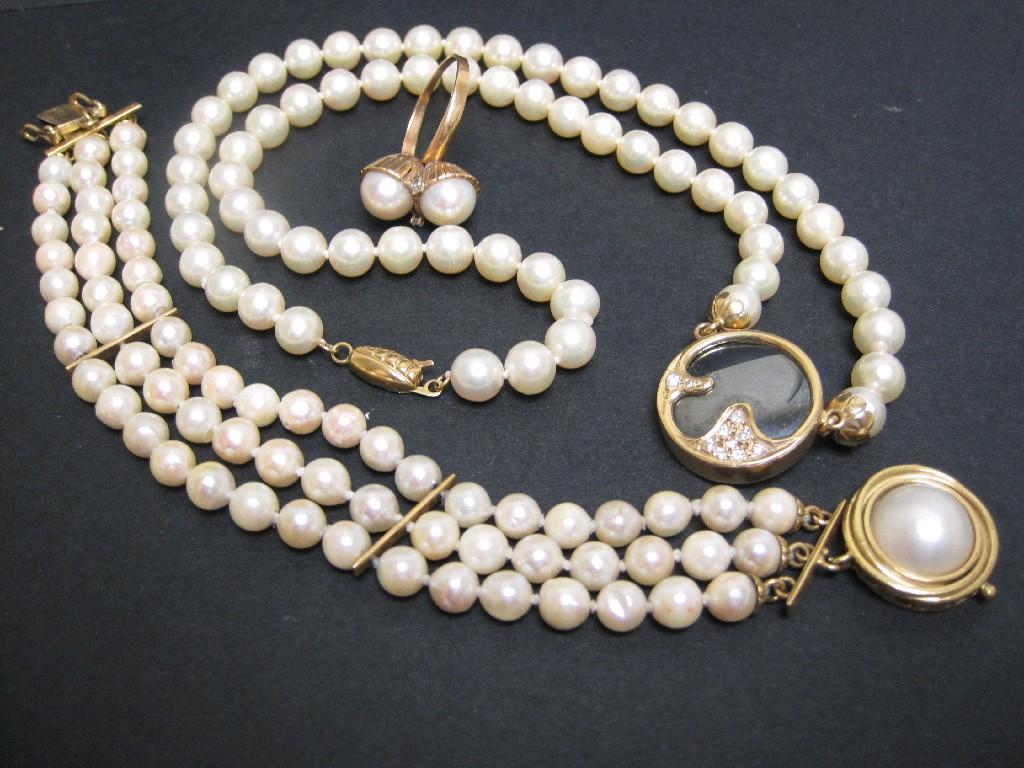 Appraisal: A Mikimoto style pearl single strand Necklace with ct gold