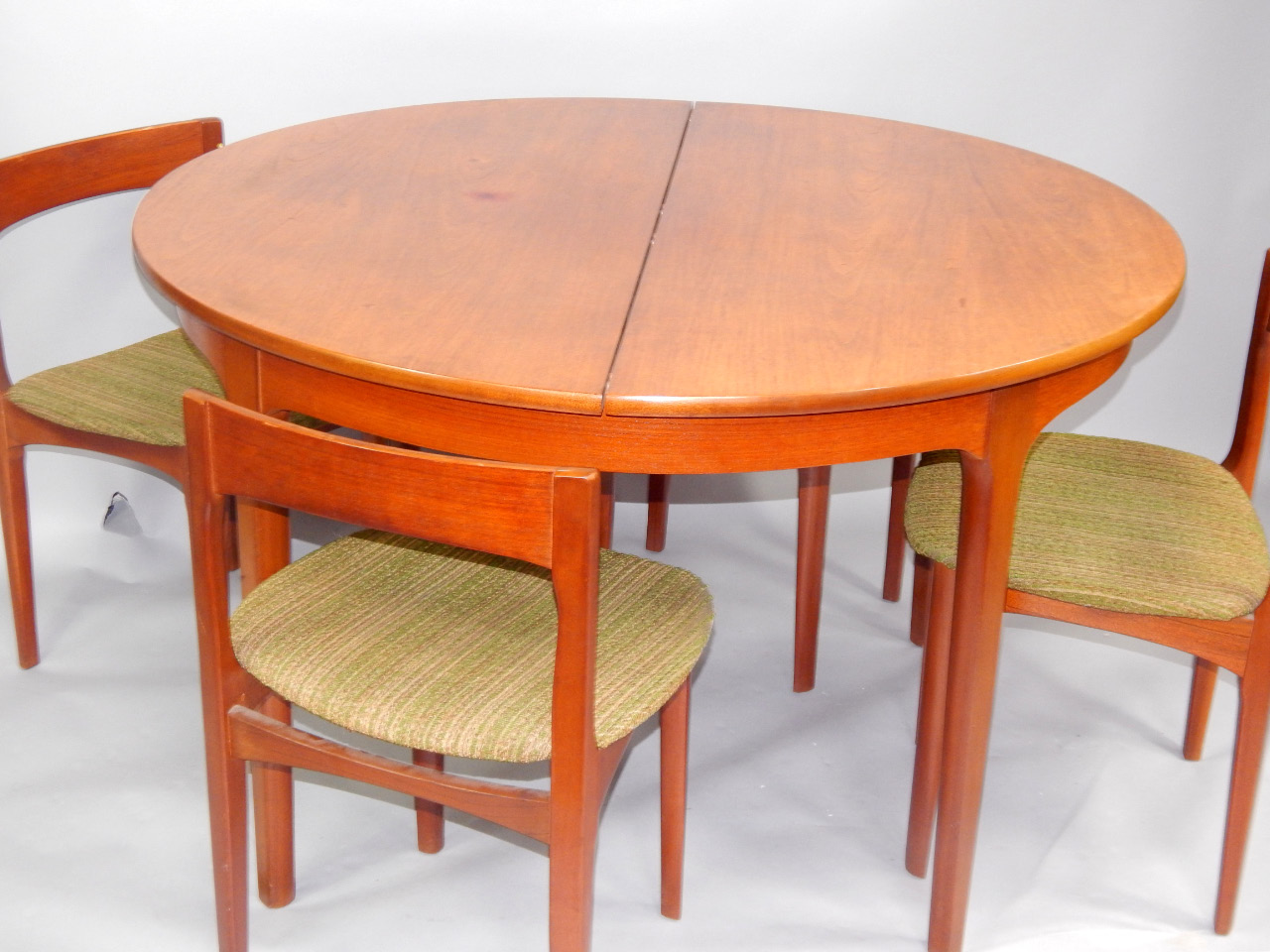 Appraisal: A s G Plan circular extending draw leaf dining table