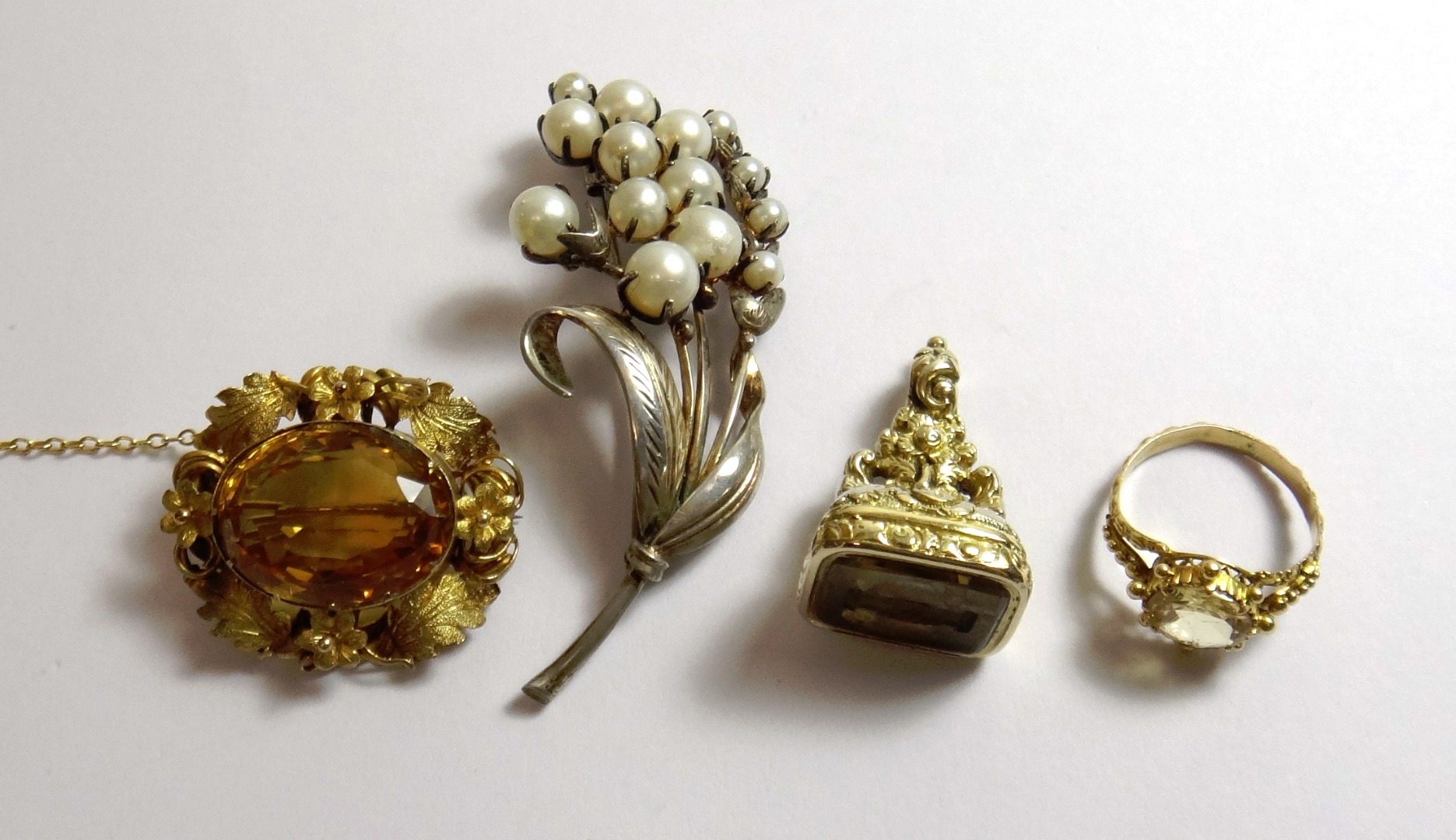 Appraisal: A Victorian gold and citrine set single stone brooch the