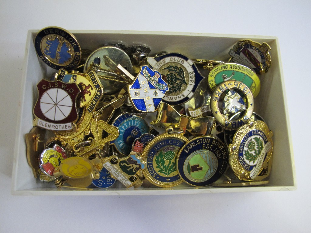 Appraisal: A box of assorted enamelled bowling club badges