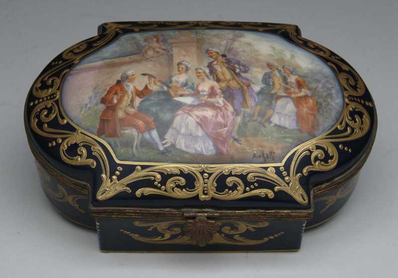 Appraisal: HAND PAINTED FRENCH DRESSER BOX Hinged bronze edged dresser box